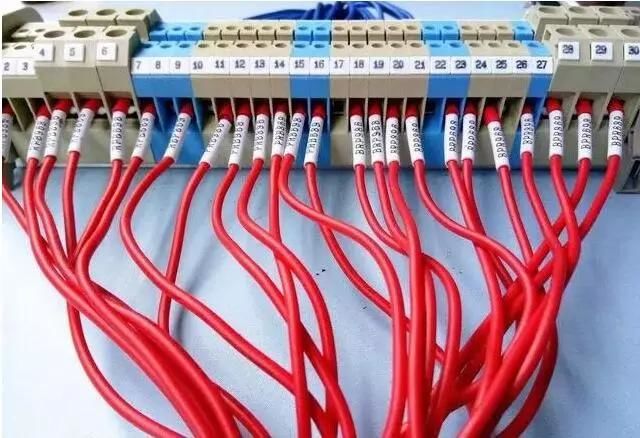 電工是怎么把線整理的這么整齊的？這離不開線號機